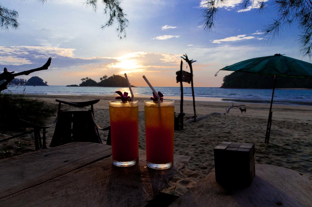 Hotel Tawan Bar And Bungalow Ko Phra Thong Exteriér fotografie